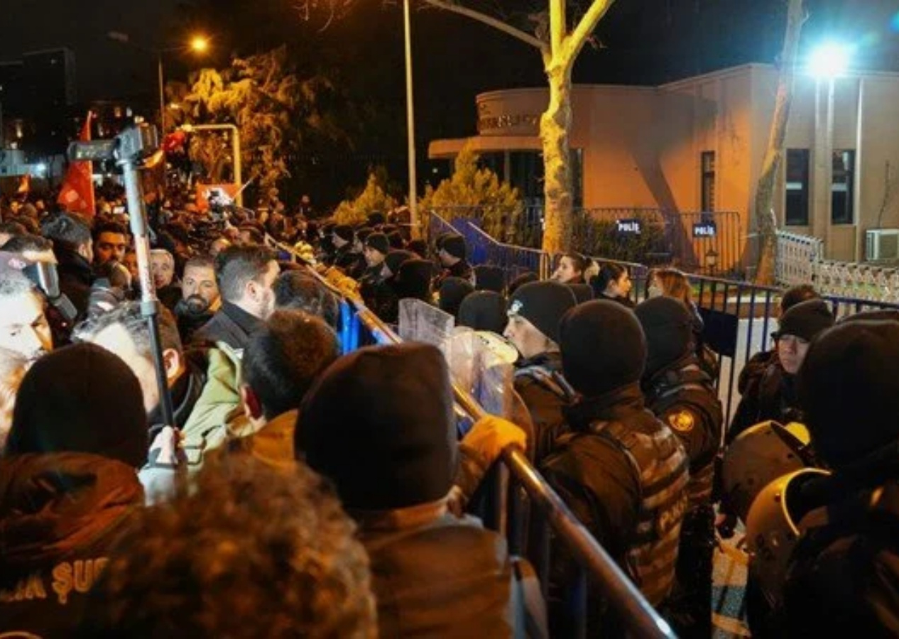 CHP sokakları karıştırıyor! İçişleri Bakanı Ali Yerlikaya duyurdu: 16 polis yaralandı!