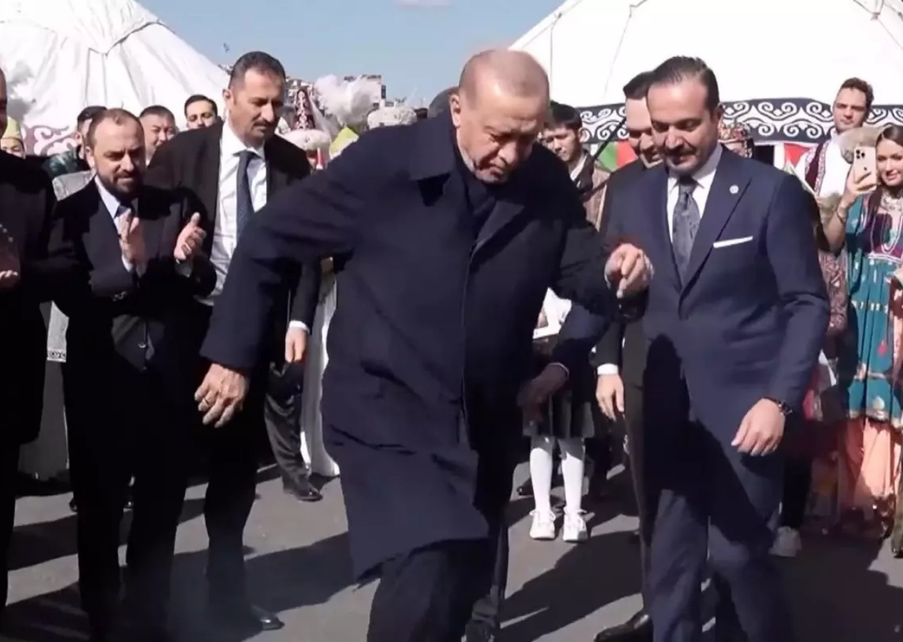 Cumhurbaşkanı Erdoğan, Nevruz ateşini yakıp üzerinden atladı! "Ülkemiz bahtiyar olsun"