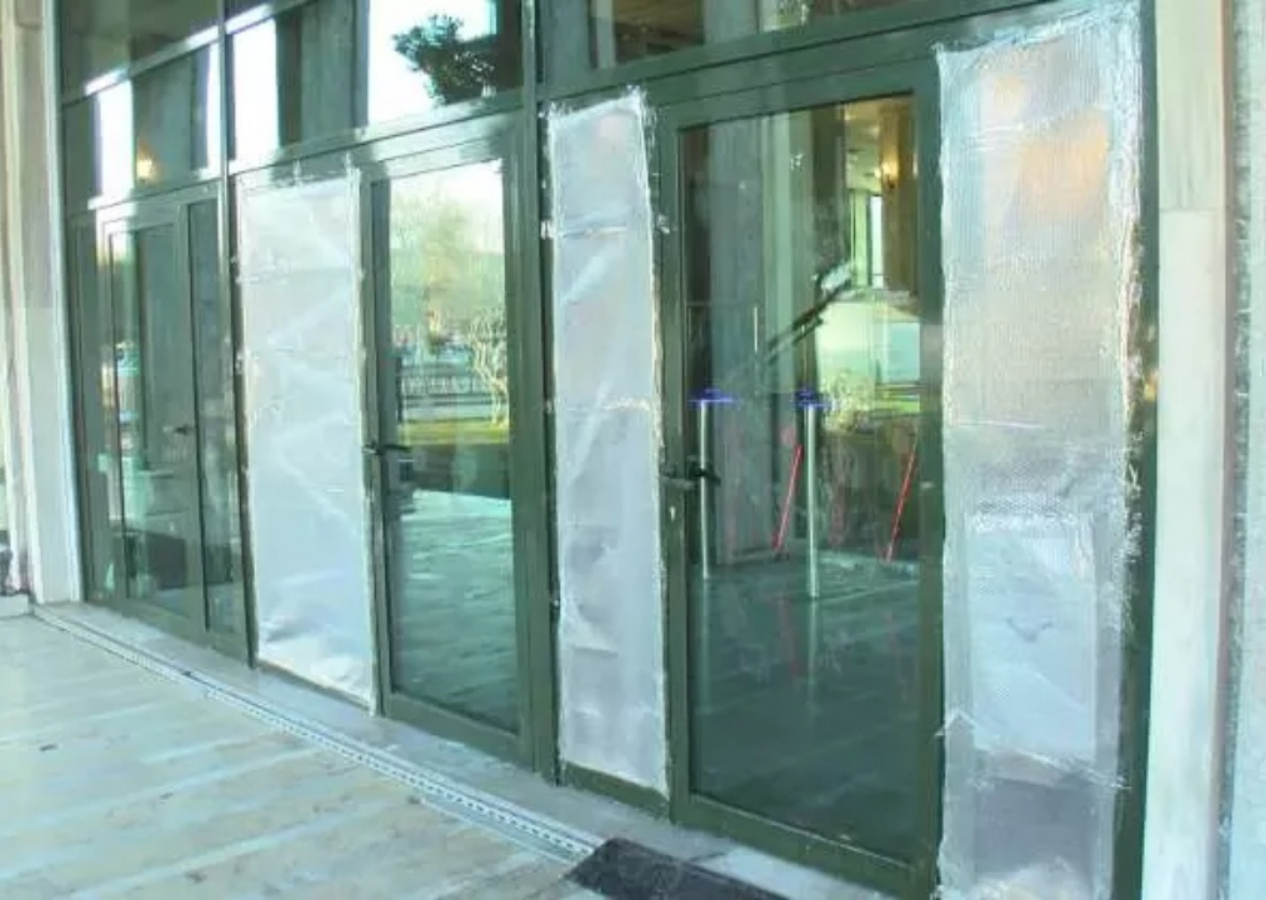 Kırık camlar, naylonlu pencereler! İBB binasında kaosun izleri gün ağarınca ortaya çıktı