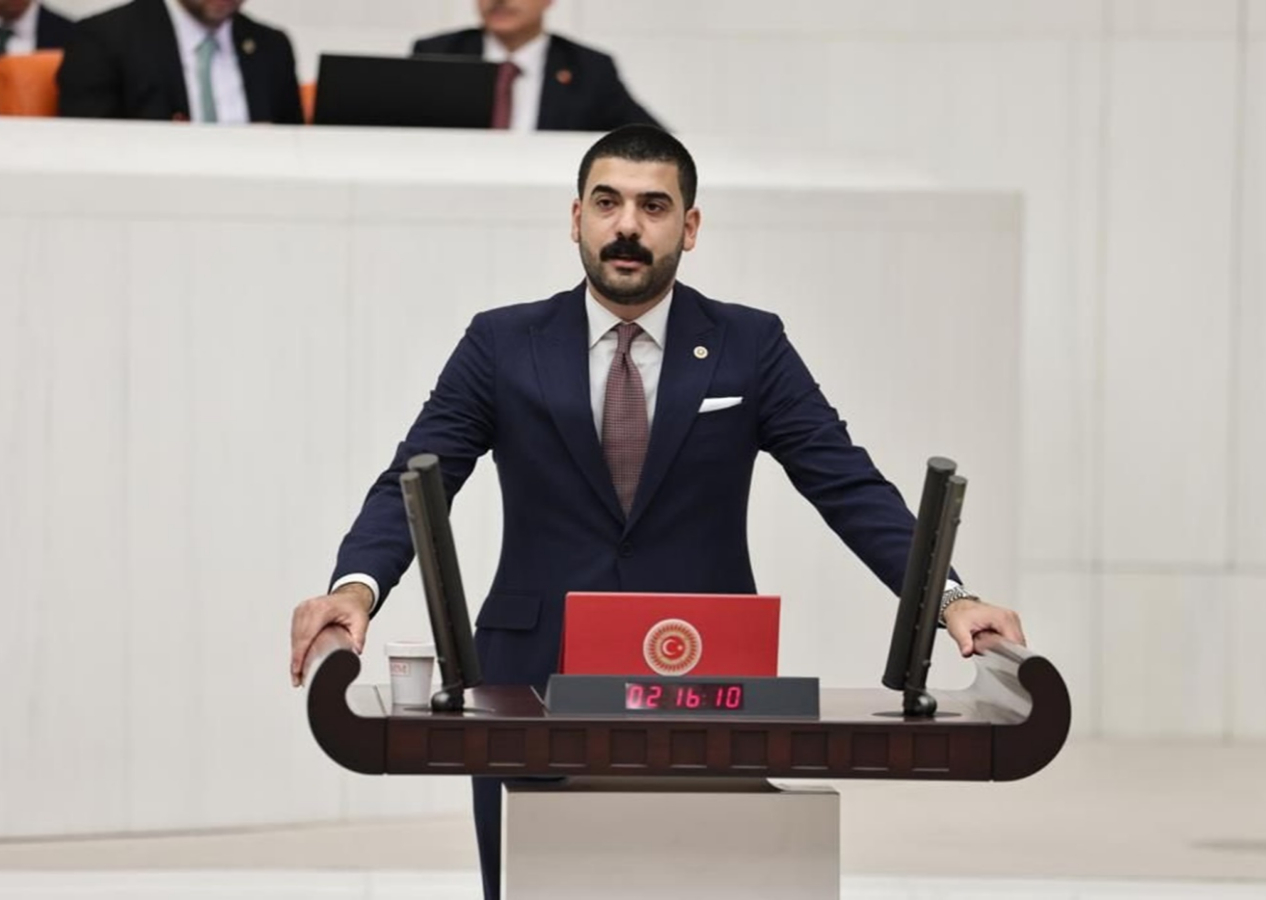 CHP’li vekil Ali Gökçek ile Saraçhane'deki eylemciler arasında ‘önden siz yürüyün’ pazarlığı! ''Madem dokunulmazlığınız var siz önden yürüseniz de biz bu kadar biber gazı yemesek''
