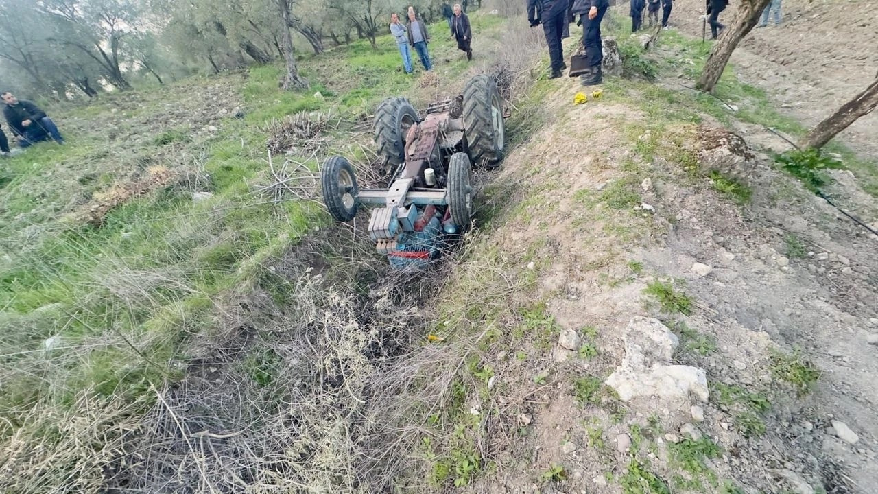 Manisa'da devrilen traktörün altında kalan şahıs hayatını kaybetti