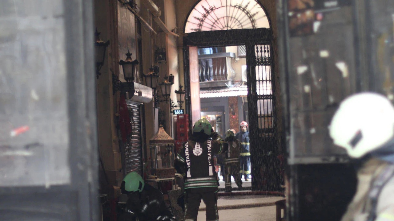 İstiklal Caddesi'ndeki Suriye Pasajı'nda korkutan yangın!