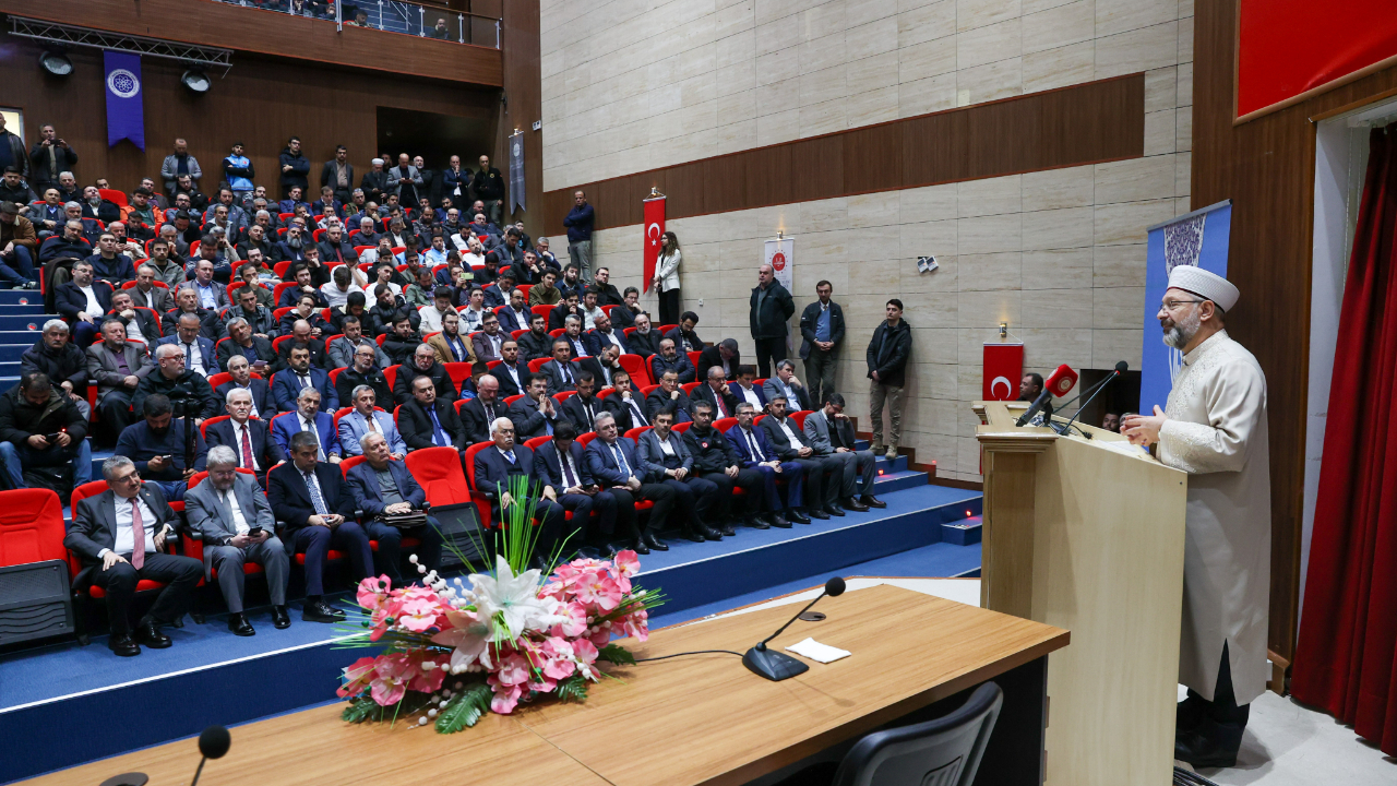 Diyanet İşleri Başkanı Erbaş'tan gençlere güçlü mesaj: Güzel ahlak, gencin süsüdür!
