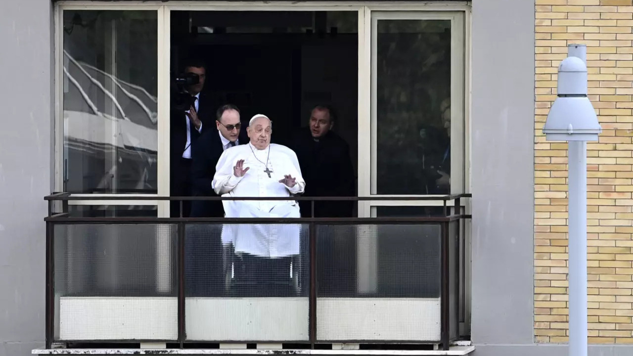 Papa Franciscus, hastaneden taburcu edildi: Haftalar sonra ilk kez görüldü