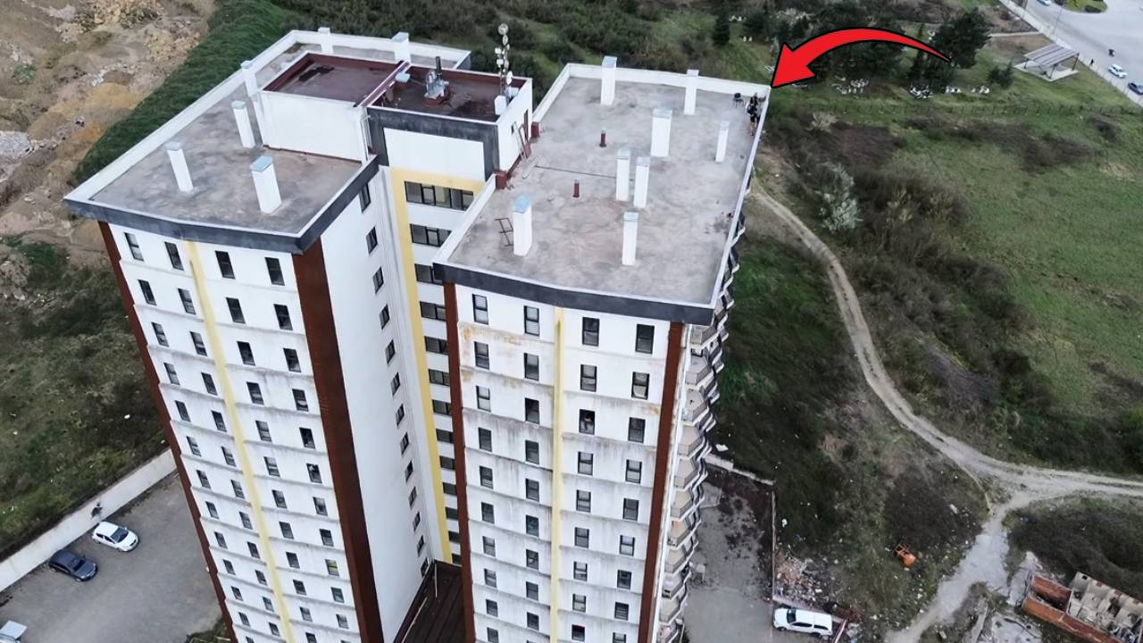 15 katlı binanın çatısına çıkan gençler itfaiyeyi alarma geçirdi, gerçek bambaşka çıktı