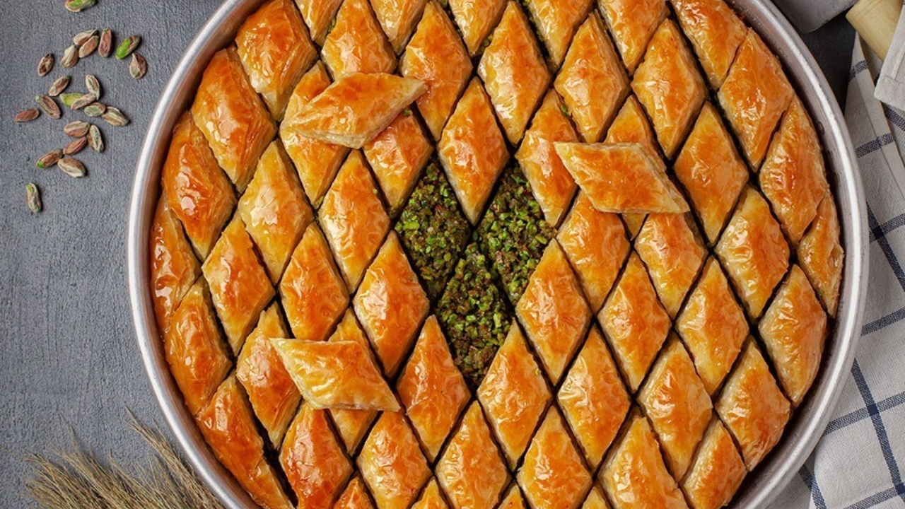 Bayram öncesi hileli baklava uyarısı! Fıstık yerine ıspanak kullanıyorlar
