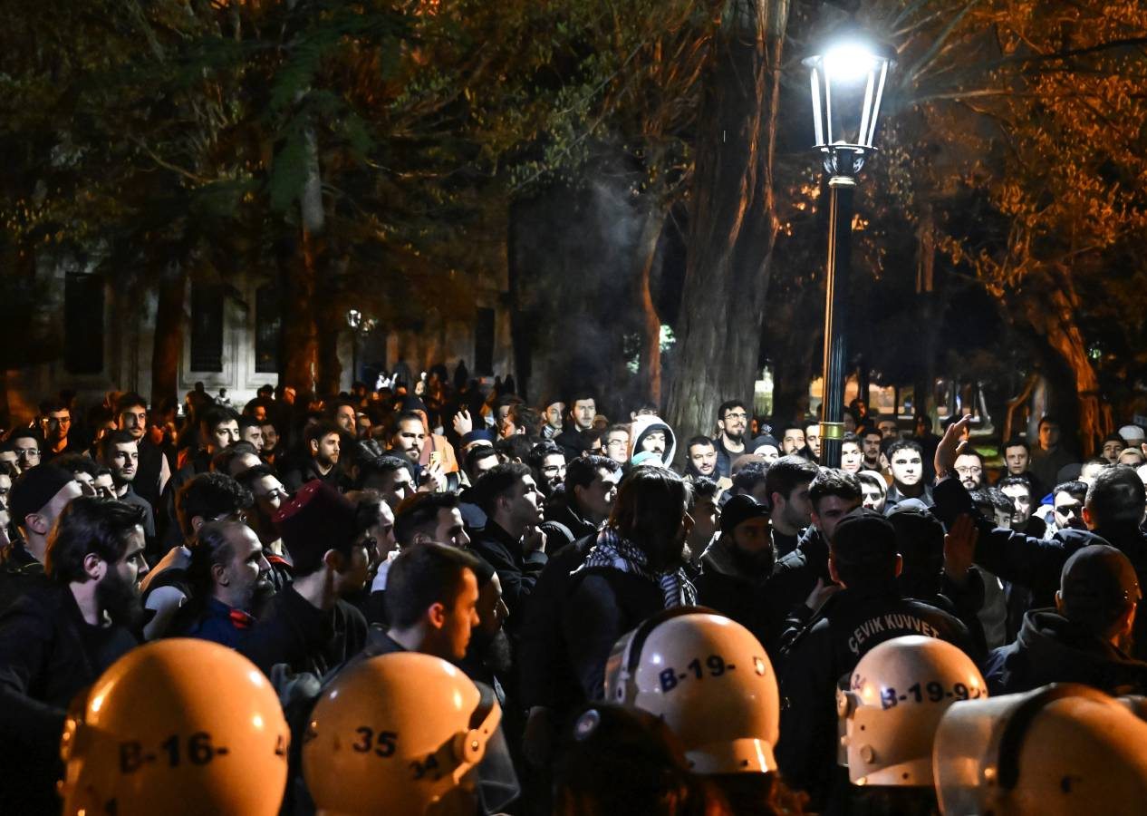 Öğrenciler Şehzadebaşı Camisi'nin tahribatına karşı nöbet tuttu; "Derdimiz saygısızlığı önlemek"