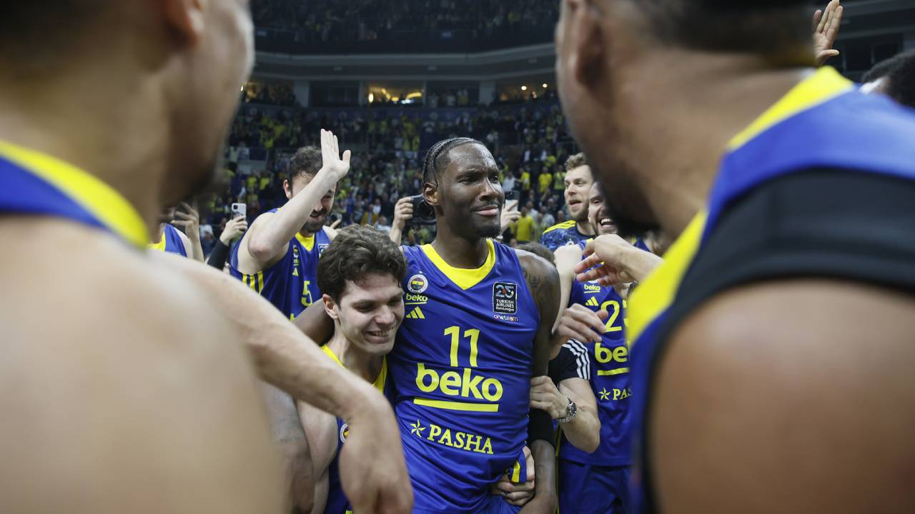 Fenerbahçe Beko evinde Paris'i 100'ledi play-off'u garantiledi (101-100 Maç Sonucu)