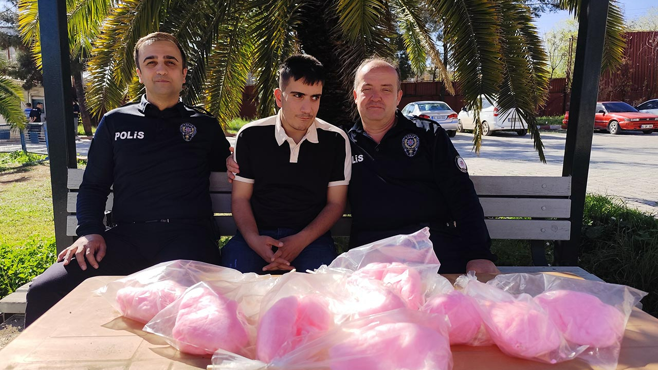 Çocukları sevindirdi... Nevruz'da engelli satıcının pamuk şekerlerini dağıtan polisler konuştu