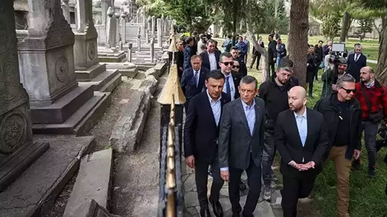 Özgür Özel'den Şehzadebaşı Camisi'ne ziyaret: "Hakikati öğrenmek için buradayım"