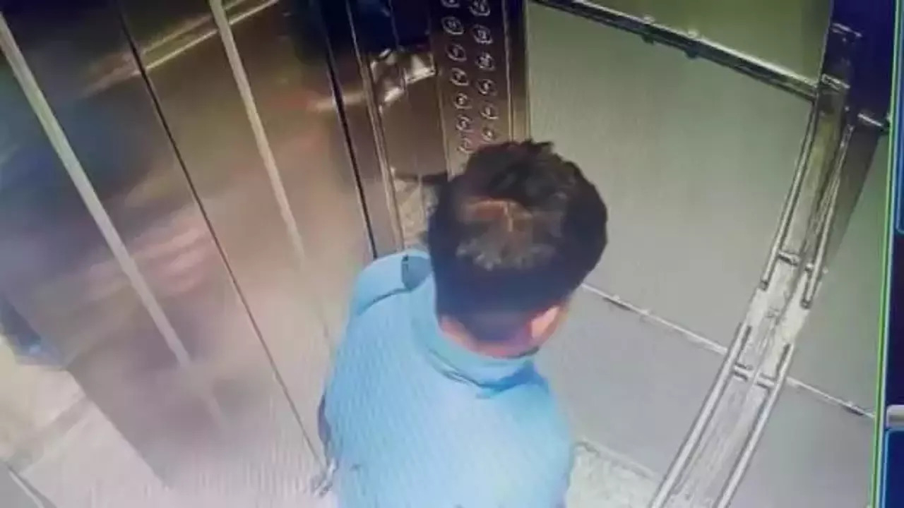 Kadıköy'de bir davulcu, girdiği binanın asansörüne tuvaletini yaptı