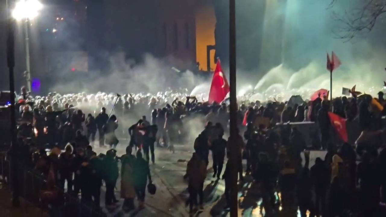 İçişleri Bakanı Yerlikaya: Cumhurbaşkanımıza, merhum annesine ve ailesine yapılan alçakça hakaretleri lanetliyorum