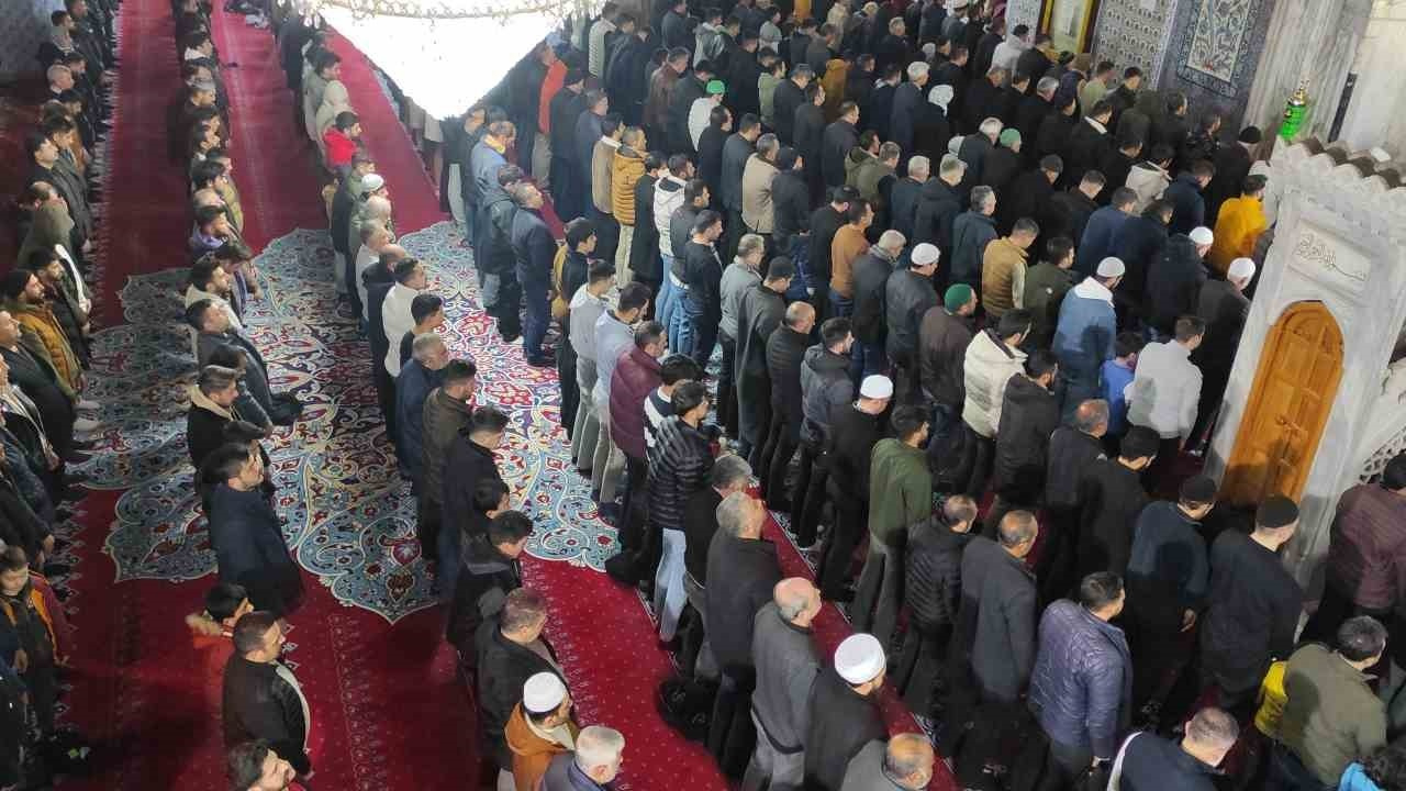 Şanlıurfa’da Kadir Gecesi’nde camiler dolup taştı