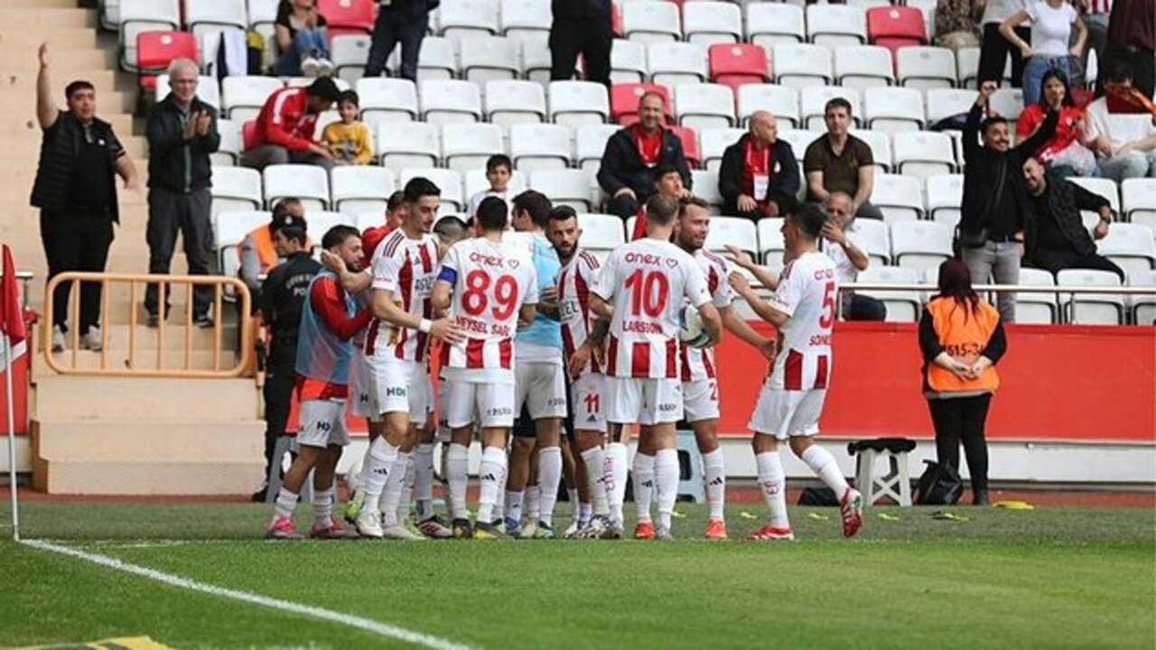 Antalyaspor derbide geriden geldi, 3 puan 'benim' dedi (Antalyaspor 2 - 1 Alanyaspor | Maçın özeti)