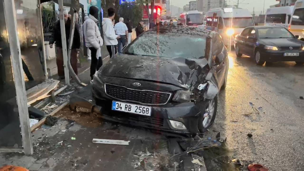 Bursa'da iftar vakti trafik faciası! Otomobil otobüs durağına daldı; 6 yaralı