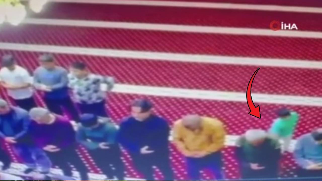 Camideki minik yaramaz tabure ile namaz kılan yaşlı adamın taburesini çekti