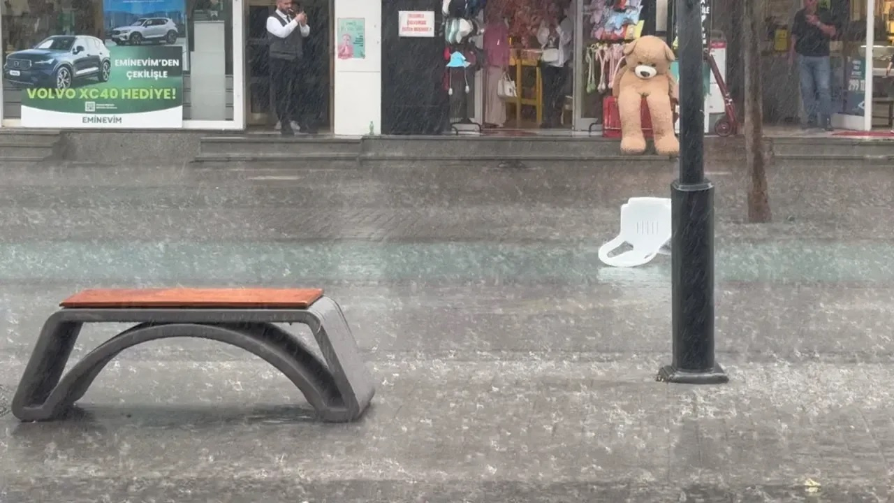 Bolu’da bir anda dolu bastırdı, yollar beyaza büründü...