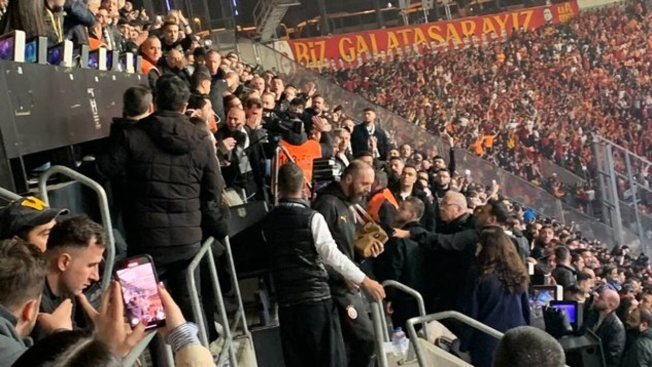 Beşiktaşlı taraftarlardan Galatasaraylı teknik ekibe tepki