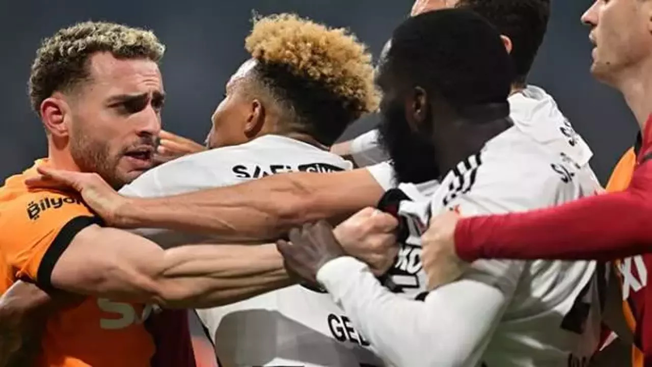 Beşiktaş - Galatasaray derbisinde ortalık karıştı, peş peşe kartlar çıktı