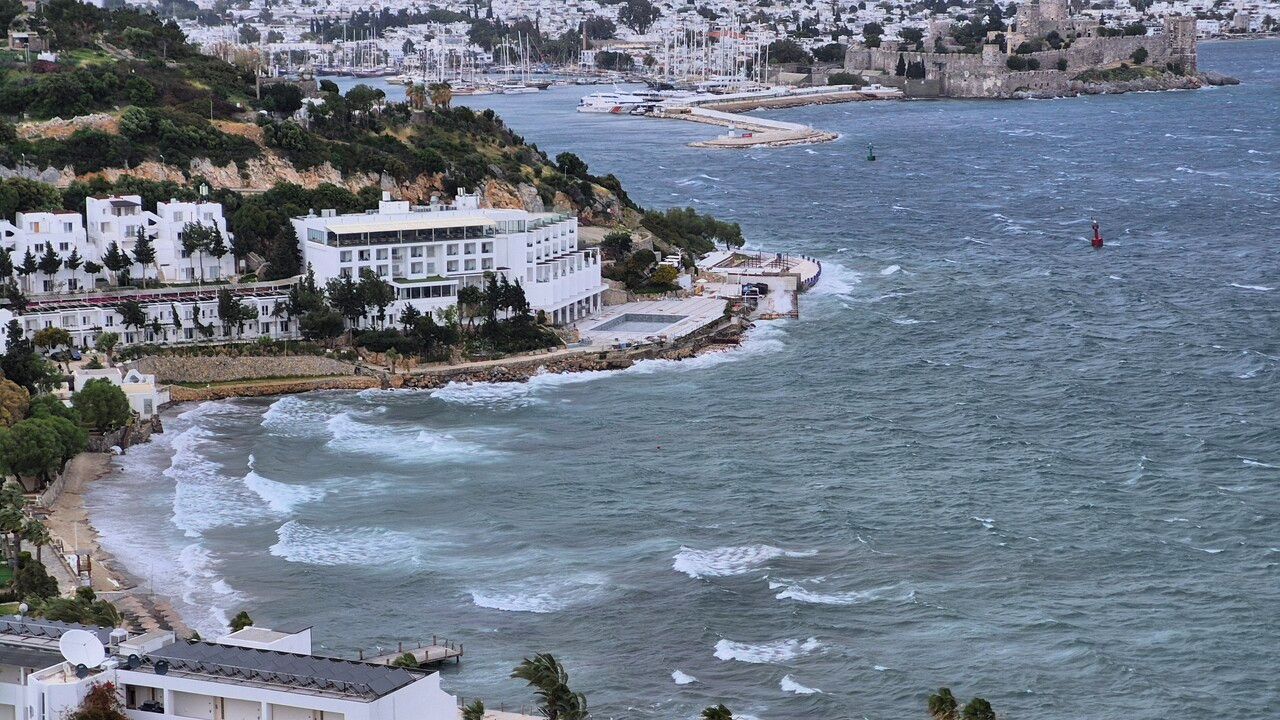 Bodrum’da şiddetli fırtına hayatı olumsuz etkiledi