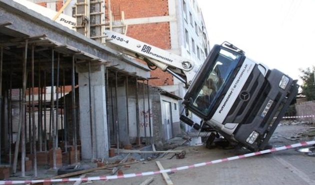 Beton pompası işçilerin üzerine devrildi: 1 ölü, 2 yaralı...
