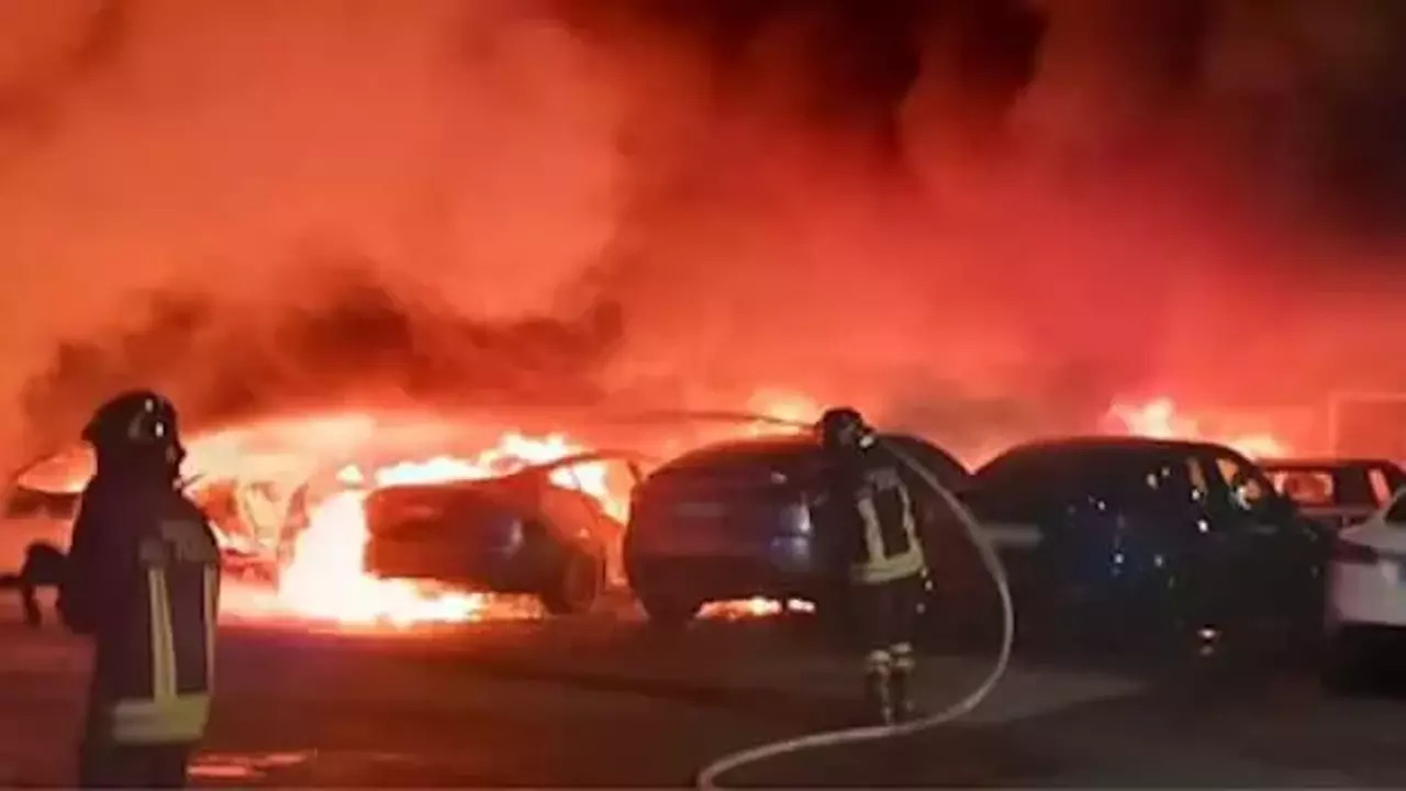 İtalya'nın başkenti Roma'da Tesla bayisinde 17 otomobil yandı