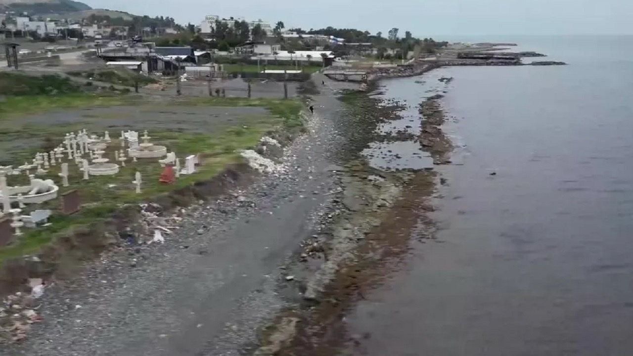 Hatay’da deniz korkuttu! Fırtına nedeniyle 20 metre çekildi