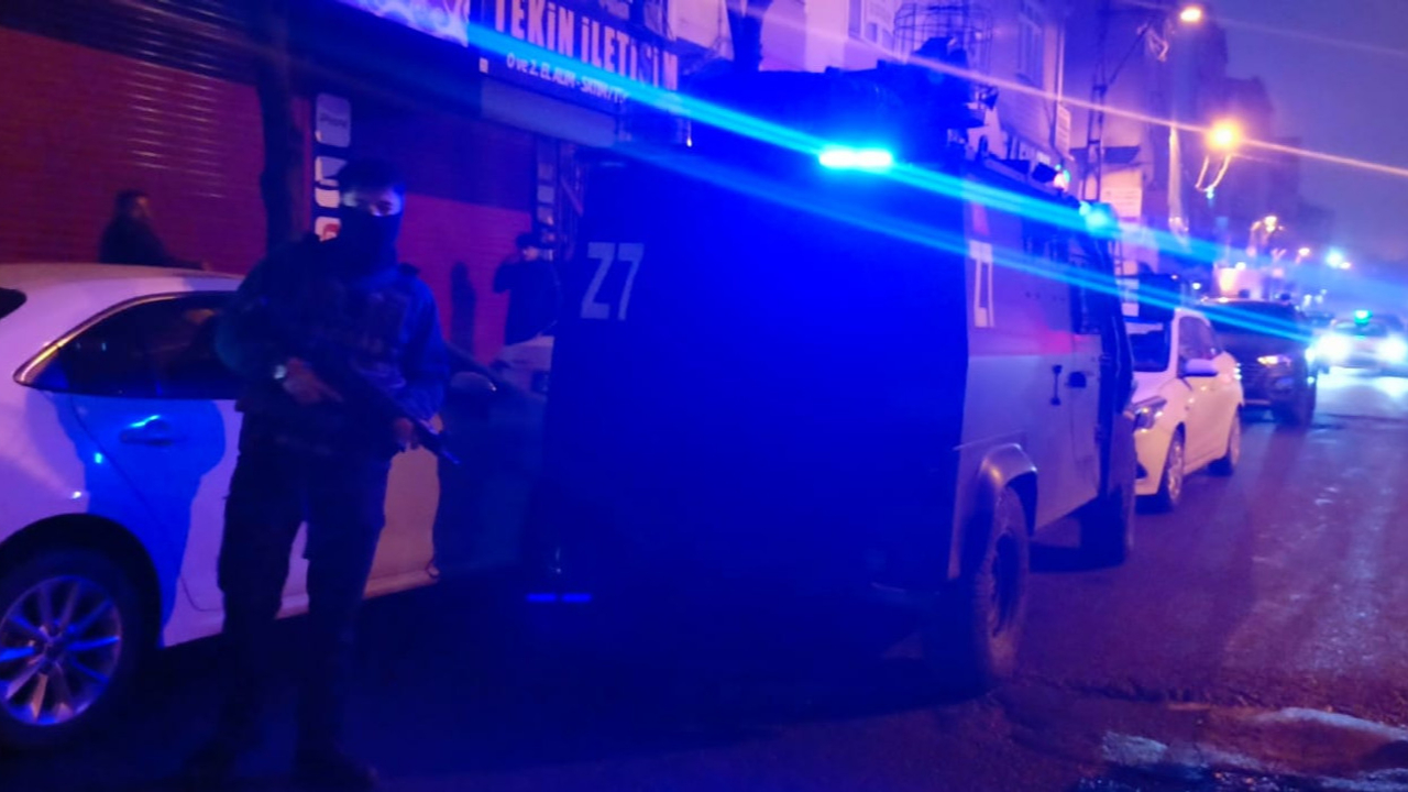 Kimlik kontrolü yapıyordu! Bağcılar'da silahlı saldırı: 1 bekçi ağır yaralı...
