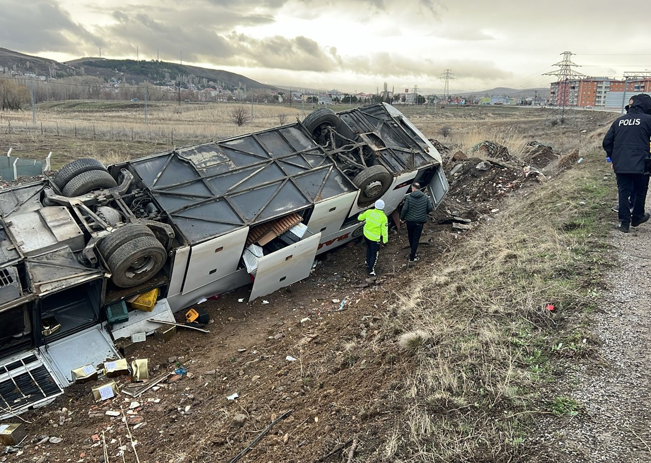 Sivas'ta yolcu otobüsü devrildi: 2 ölü, 23 yaralı