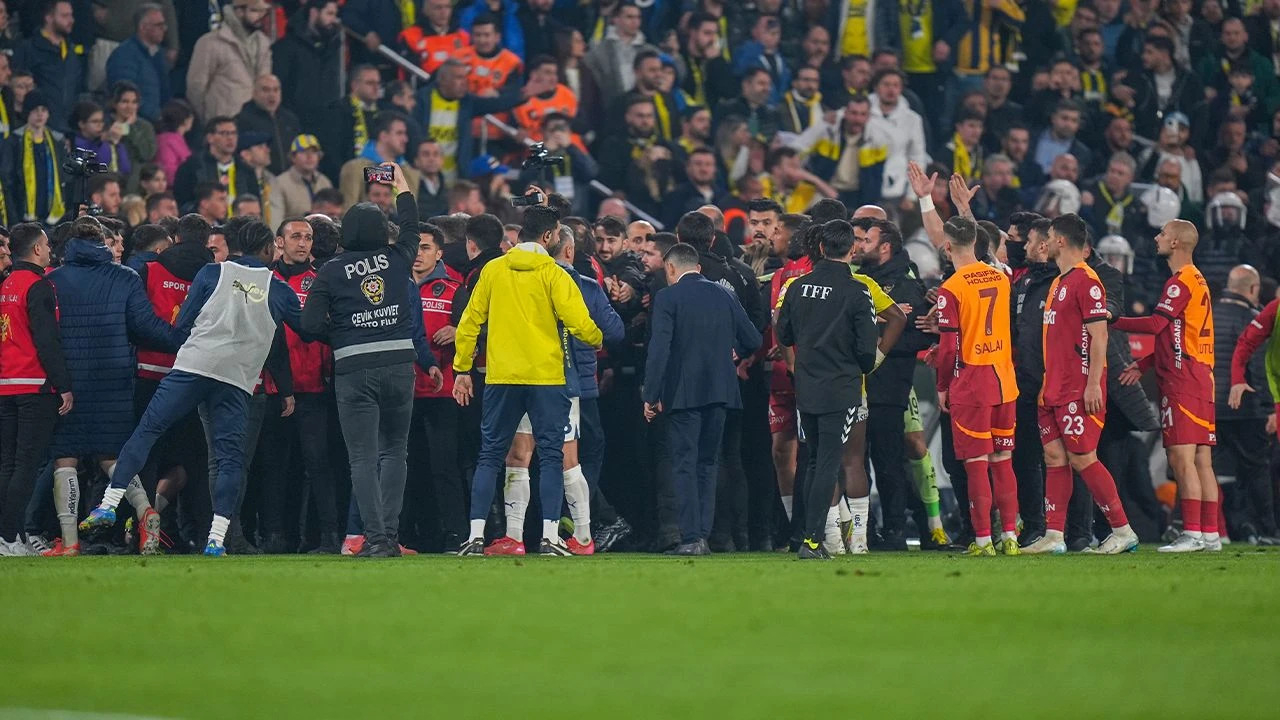 F.Bahçe - G.Saray derbisinde ortalık karıştı: kartlar havada uçuştu