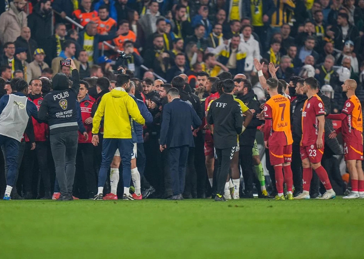 F.Bahçe - G.Saray derbisinde ortalık karıştı: kartlar havada uçuştu