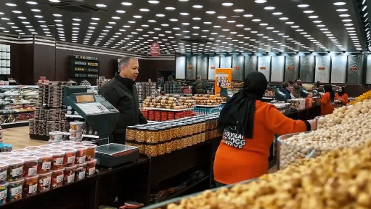 Vatandaşa örnek oldu! İçişleri Bakanı Yerlikaya "boykot" çağrılarına karşı alışveriş yaptı...