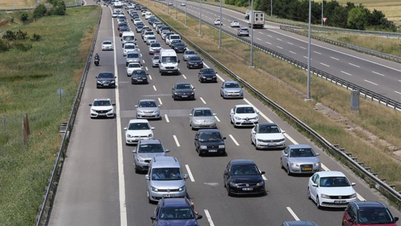 Bayramda otoyollardan 8,4 milyon araç geçti