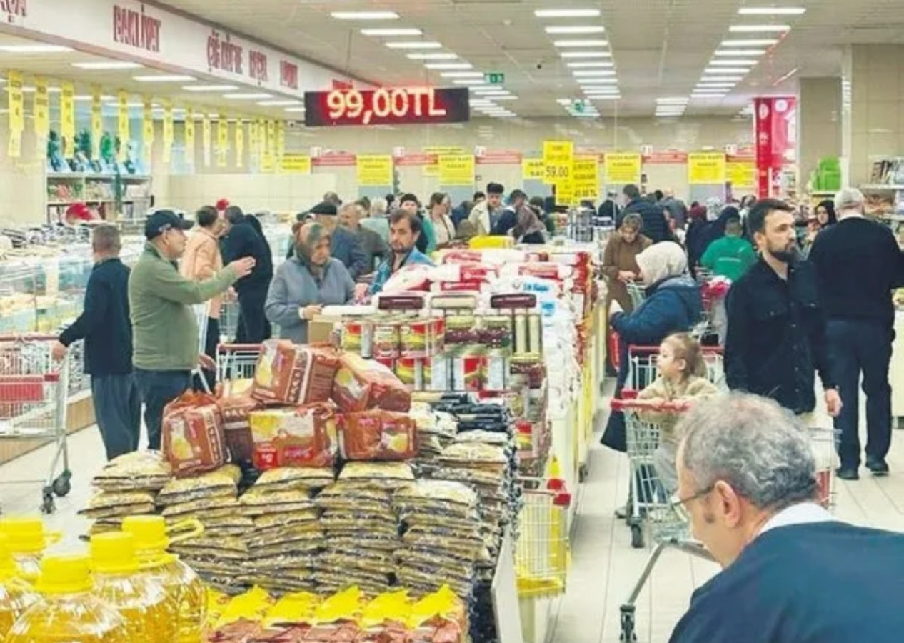 Vatandaş ihanet tuzağına düşmedi! Ticaretin kalbinde adım atacak yer kalmadı... Günün gazete manşetleri!