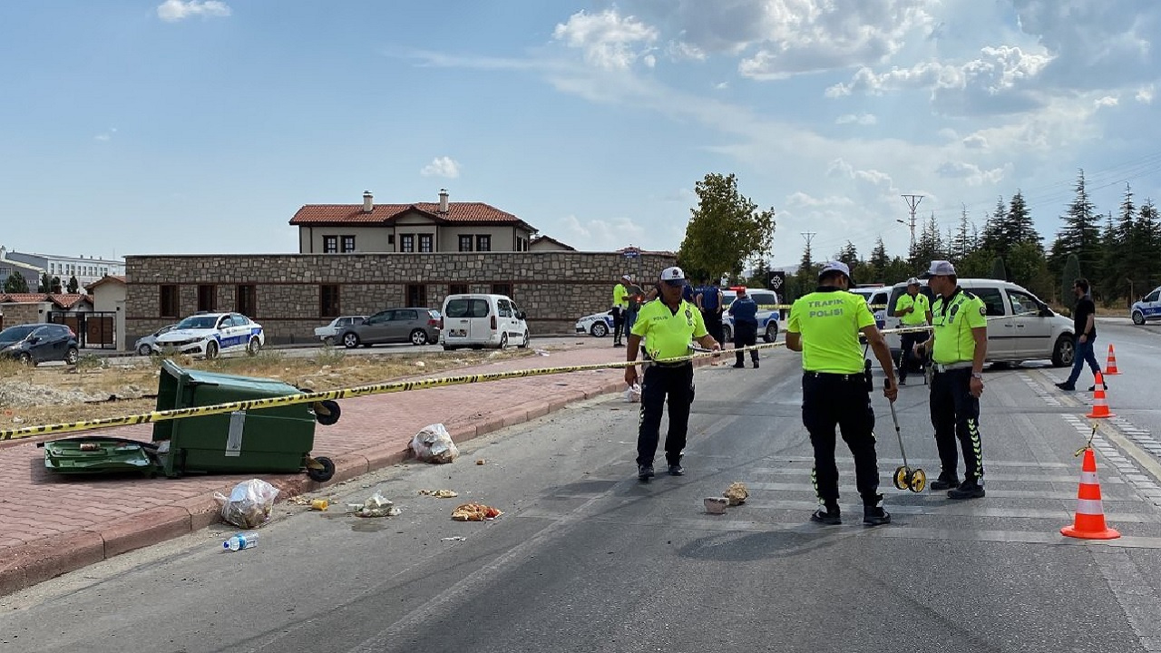 Konya'da korkunç kaza! Meram ilçesinde karşıdan karşıya geçen kadına otomobil çarptı...
