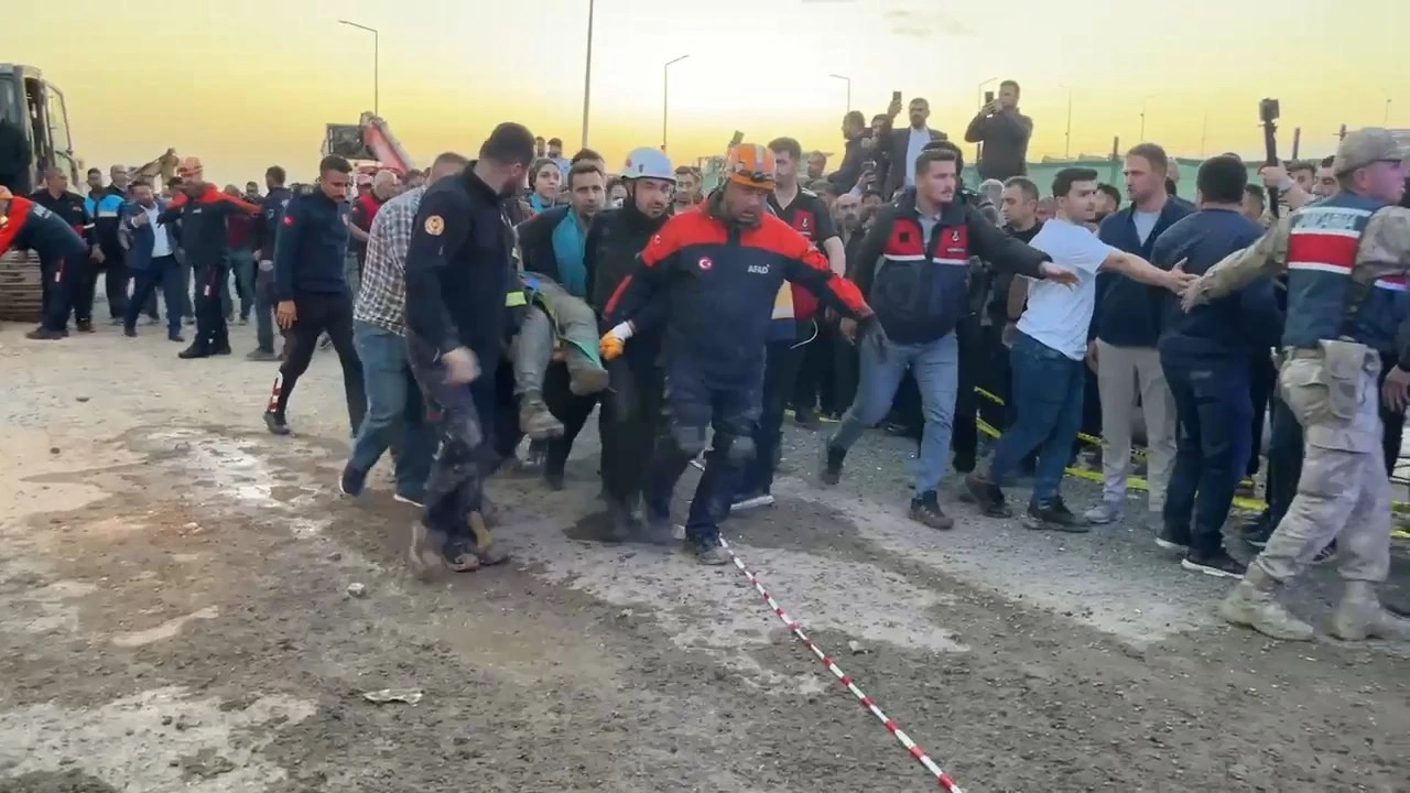 Şanlıurfa'da kanalizasyon kazısı sırasında toprak altında kalan işçilere ulaşıldı! 3 işçi hayatını kaybetti...