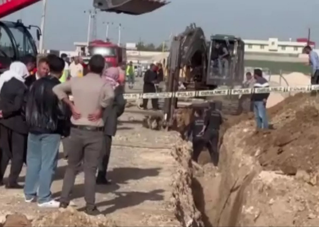 Şanlıurfa'da kanalizasyon kazısı sırasında toprak altında kalan işçilere ulaşıldı! 3 işçi hayatını kaybetti...