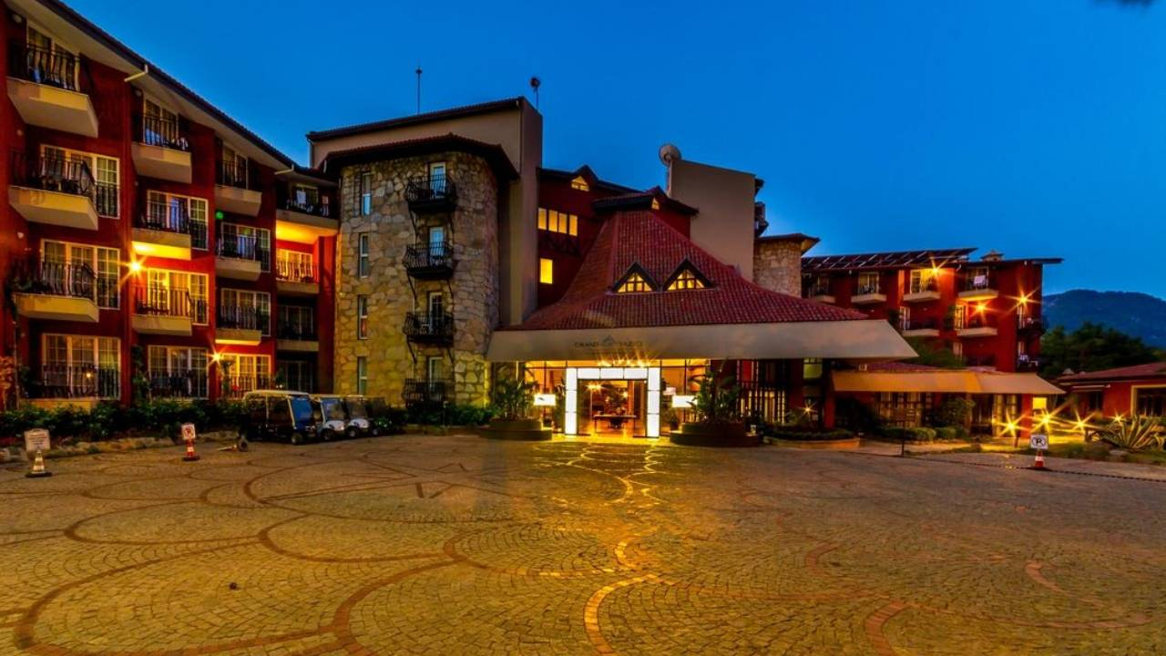 Marmaris'te 5 yıldızlı otelde yangın! Alevler otel odalarına sıçradı