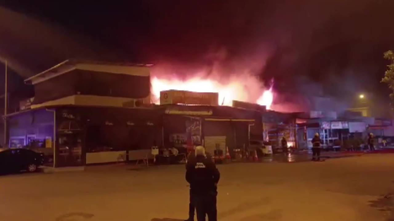 Adana'da iki arkadaş, borcunu ödemeyen esnafın iş yerini benzin döküp yaktı
