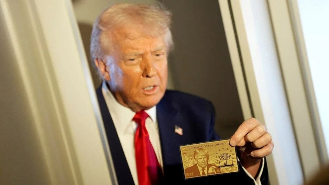 Trump 5 Milyon Dolarlık “Altın Kart”ını ilk kez gösterdi! Üzerinde kendi resmi var