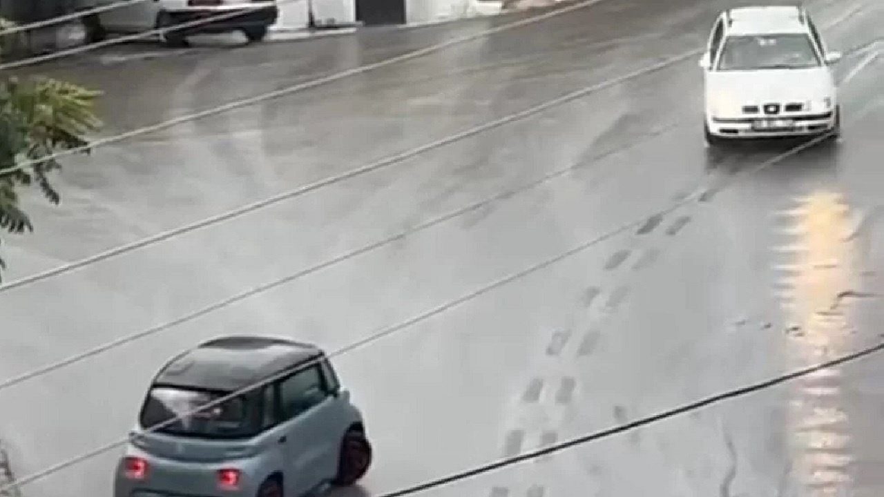 Ankara'yı sağanak yağış vurdu! Cadde ve sokaklar göle döndü...