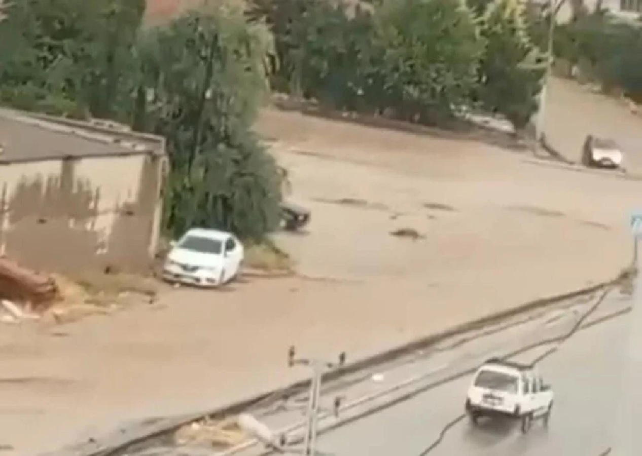 Ankara'yı sağanak yağış vurdu! Cadde ve sokaklar göle döndü...