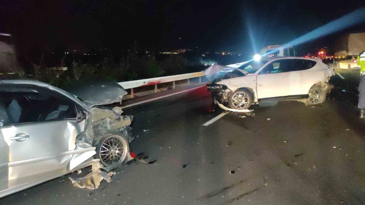 Dönüş yoğunluğunda kaza yaşandı! Otobanda 4 araç çarpıştı: 1 ölü, 7 yaralı