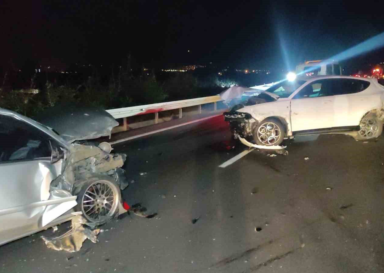 Dönüş yoğunluğunda kaza yaşandı! Otobanda 4 araç çarpıştı: 1 ölü, 7 yaralı