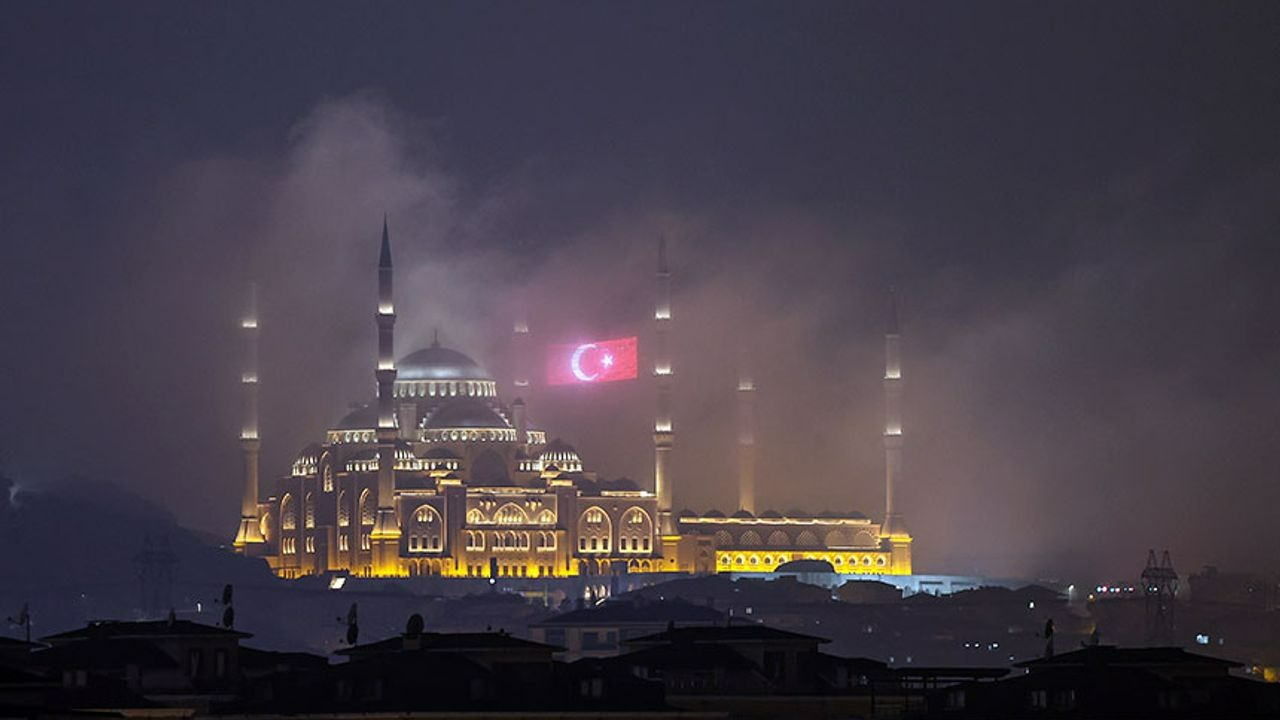 İstanbul Boğazı’nda alarm! Yoğun sis gemi trafiğini durdurdu