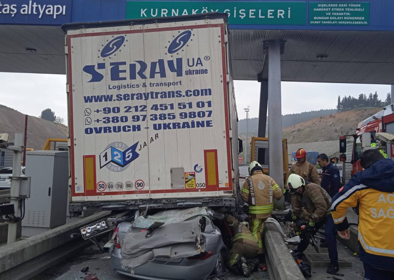 Pendik Kurnaköy gişelerinde can pazarı! Otomobil tırın altına girdi: 4 ölü var