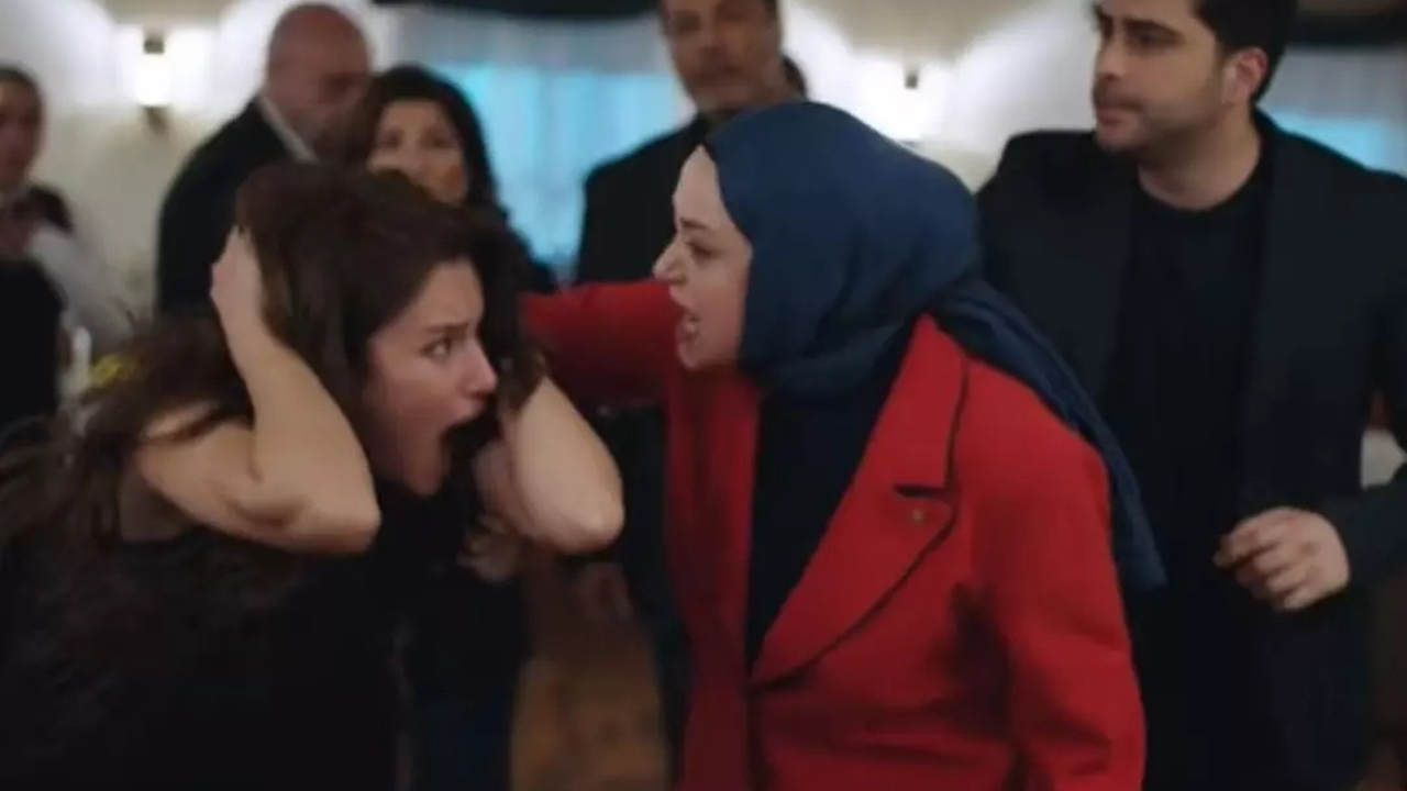 Kızılcık Şerbeti'nden olay sahne! Pembe, Abdullah'ı tokatladı, metresi saçından tutup otelden dışarı attı! Herkes Sibel Taşçıoğlu'nun performansını konuştu! 'Diziye veda etmemeli'