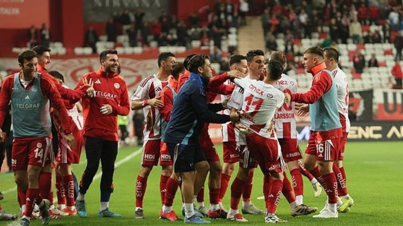 Antalyaspor Samsunspor'u tek farkla geçti, çıkışına devam etti (Antalyaspor 2 - 1 Samsunspor | Maçın özeti)