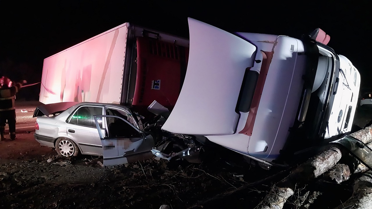 Kütahya'da dehşeti yaşadılar! Tırın altında kalan otomobilin sürücüsü öldü, babası yaralandı...
