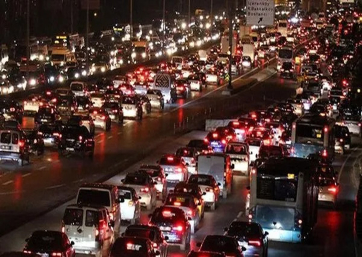 İstanbul'a dönüş trafiği başladı: Yollar kilitlendi!